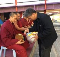 คณะครู นักเรียน ร่วมทำบุญตักบาตร