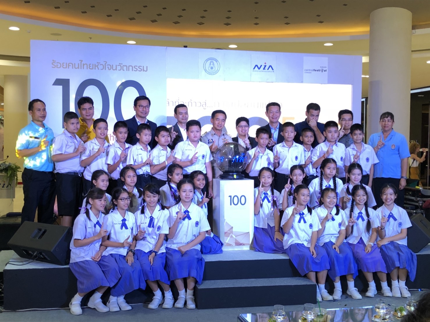 ตัวแทนครูและบุคลากรโรงเรียนสาธิตฯ ได้นำนักเรียนเข้าร่วมงานนิทรรศการ 