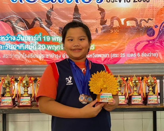 3 นักเรียนที่เข้าร่วมการแข่งขันว่ายน้ำ