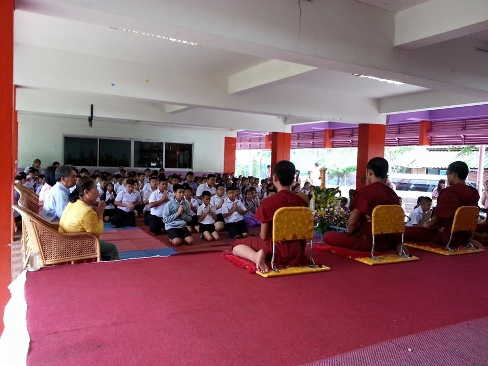 กิจกรรมถวายเทียนพรรษา พร้อมผ้าอาบน้ำฝน